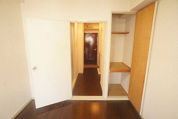 クリスタルコート下山手の洋室