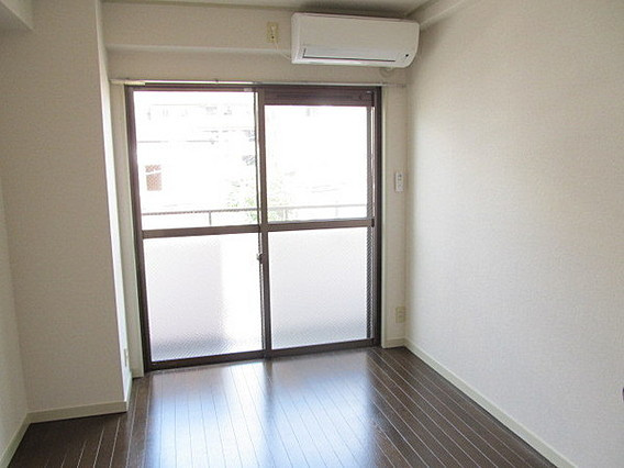 クリスタルコート下山手の洋室