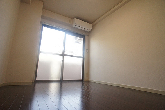 クリスタルコート下山手の洋室