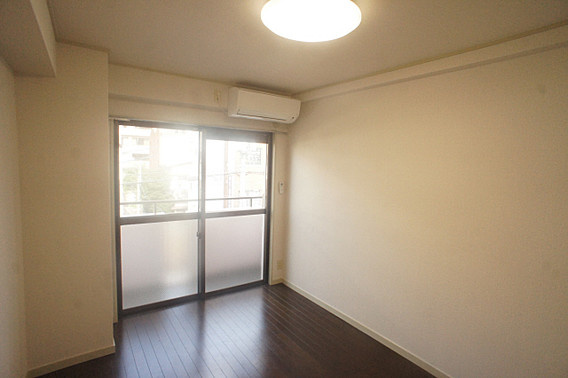 クリスタルコート下山手の洋室