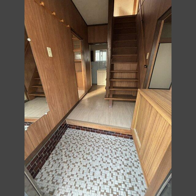 岡本８丁目貸家の玄関