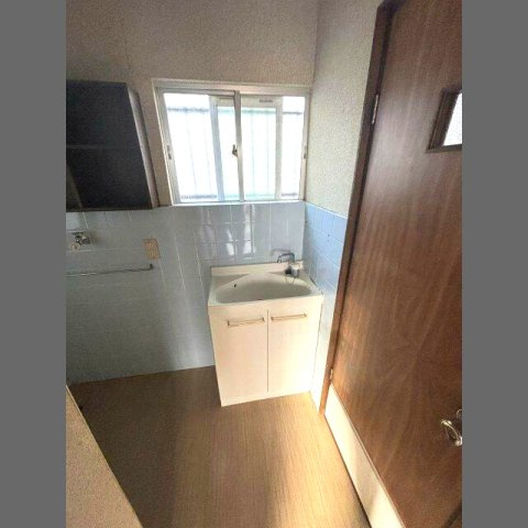 岡本８丁目貸家の洗面所