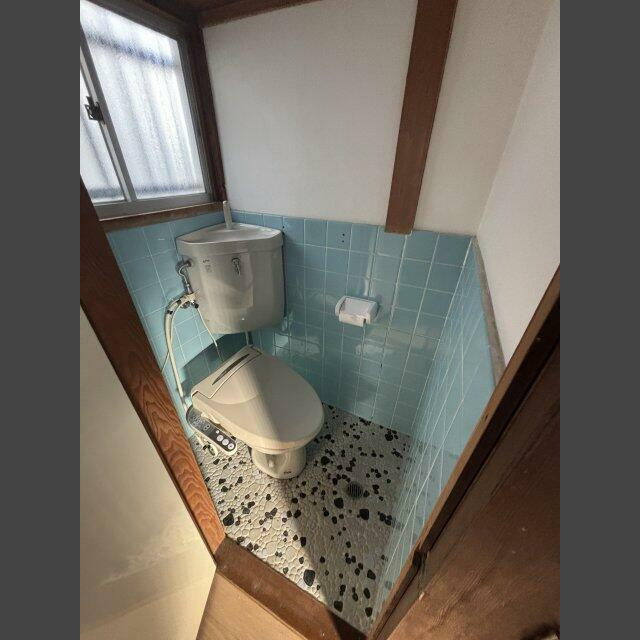 岡本８丁目貸家のトイレ