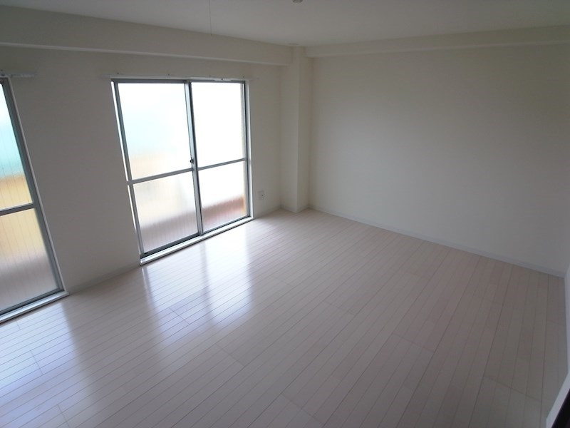 ラムール鈴蘭台南の居間・リビング