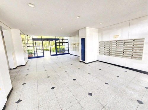 芦屋浜第一住宅9-2号棟のロビー