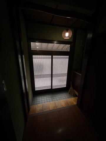高岡内免戸建の玄関