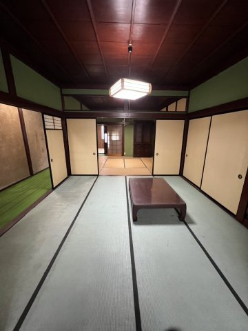 高岡内免戸建の居間・リビング