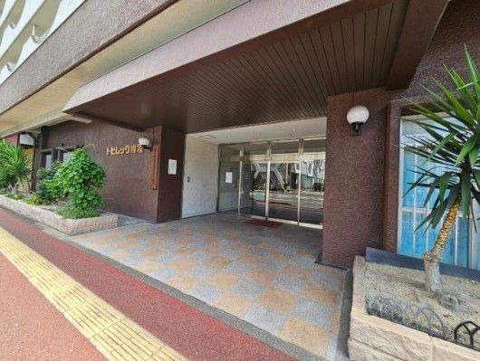 【エントランス】 | トピレック博多 | エントランス周りはスッキリと清潔に保たれており、お住まいの方を気持ちよくお迎えします