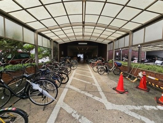 【駐輪場】 | トピレック博多 | 駐輪場はスペースが広く、屋根もあるのでサドルが濡れずに済みますね