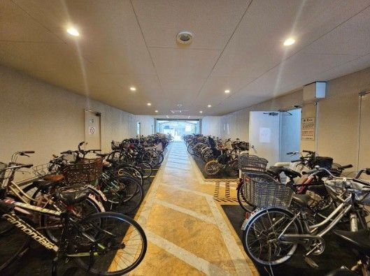 【駐輪場】 | トピレック博多 | 屋内スペースの駐輪場。雨の日でもここでゆっくりと落ち着いて支度ができるので安心です
