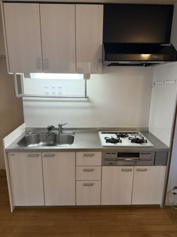 【キッチン】 | トピレック博多 | 壁付タイプのキッチンでリビングの空間を広く使えます。使用感があるのでリフォームおすすめです