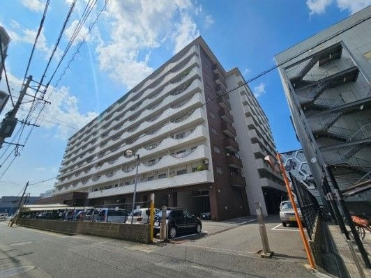 【外観】 | トピレック博多 | 徒歩圏内にお買い物施設が充実しており生活しやすいエリアです。駅までも徒歩15分ほどで通勤に便利です