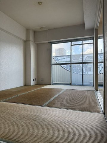 【和室】 | トピレック博多 | バルコニーに面した明るい和室です。隣接のお部屋とは開け放すことができます