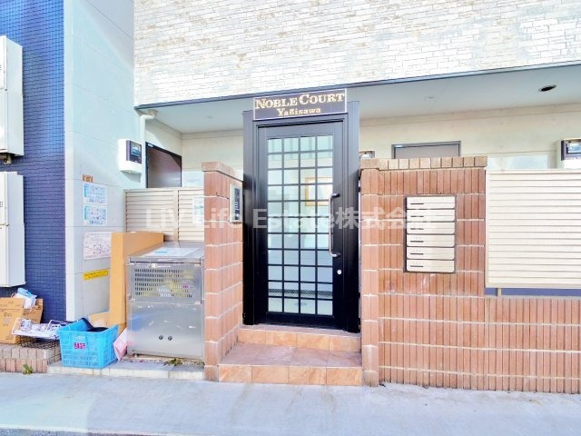 ノーブル・コート柳沢のエントランス