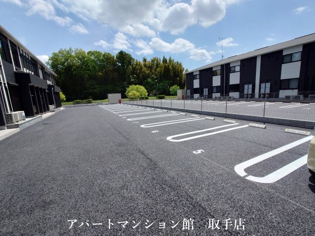ブランシュフルールK2の駐車場