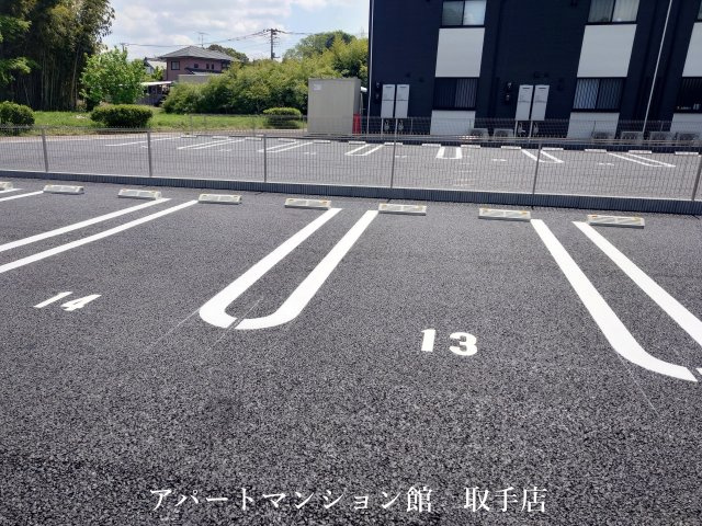 ブランシュフルールK2の駐車場