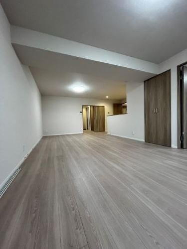 【居間・リビング】 | エクセレンス荒江 | 約22帖あるリビングは南東向きのバルコニーに面しており明るく開放感があります