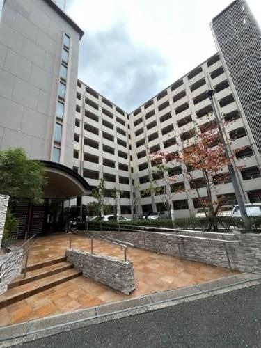 【外観】 | エクセレンス荒江 | 小学校が近く、徒歩圏内には生活利便施設も充実しています。近くのバス停からバスも出ています