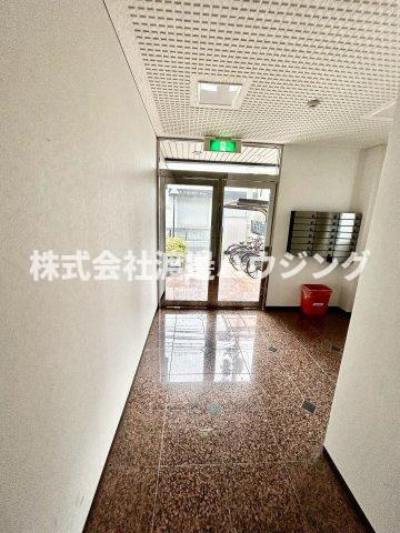 粋和ビルのエントランス