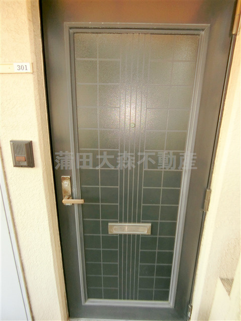 第36シンエイビルの玄関