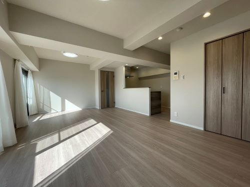 【居間・リビング】 | エクレール福岡東 | 18帖超えの広々としたLDKはソファやTVを置いてもゆとりがあります