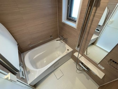 【浴室】 | エクレール福岡東 | 浴室も明るい空間です。窓がついてるので換気も楽にでき、カビ臭くない浴室が維持できます