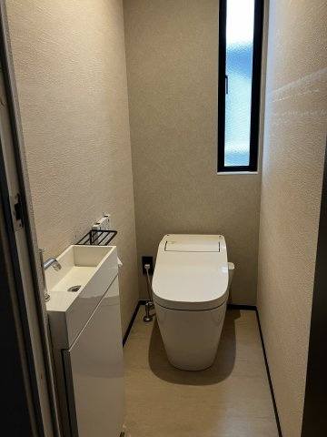 国分戸建（モデル）のトイレ|１階トイレ。タンクレスで手洗い器別です。
