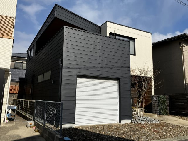 国分戸建（モデル）の外観|電動シャッターのインナーガレージ付。電動はとても便利です