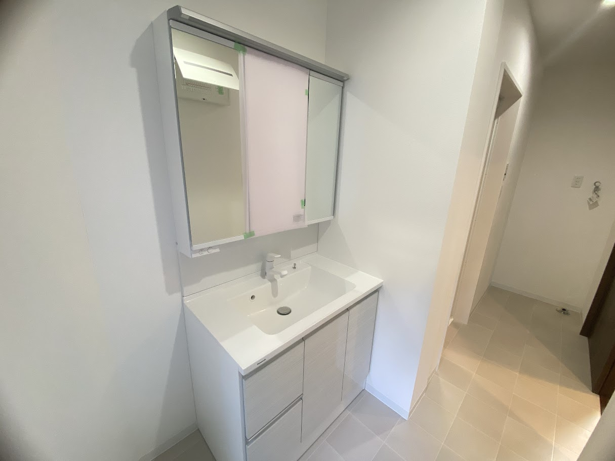 兵庫県神戸市垂水区つつじが丘7丁目2389-6の独立洗面台|独立洗面台、小物を置くことができて便利です