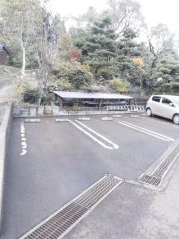 レジデンス　アルドーレ　Ｃの駐車場|車をお持ちの方に嬉しい駐車場付きの物件です