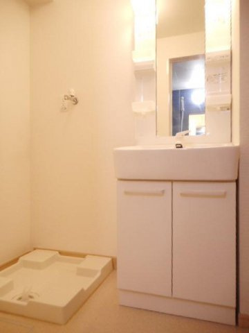 レジデンス　アルドーレ　Ｃの洗面所|コンパクトで使いやすい洗面所