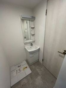 【独立洗面台】 | シティライフ井尻 | 三面鏡裏収納付きの洗面台で、散らかりがちな洗面回りもすっきりと片付きます