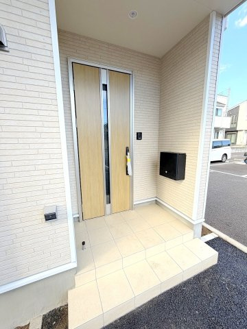 福生市加美平1丁目全３棟　新築分譲の玄関