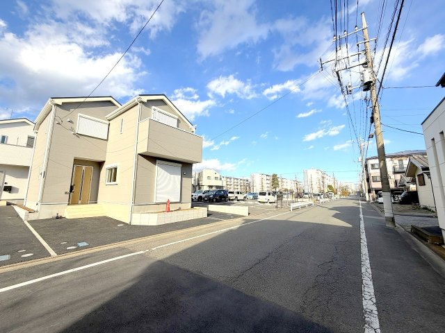 福生市加美平1丁目全３棟　新築分譲の前面道路含む現地写真