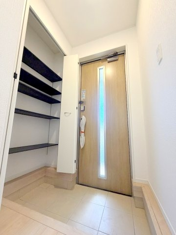 福生市加美平1丁目全３棟　新築分譲の玄関