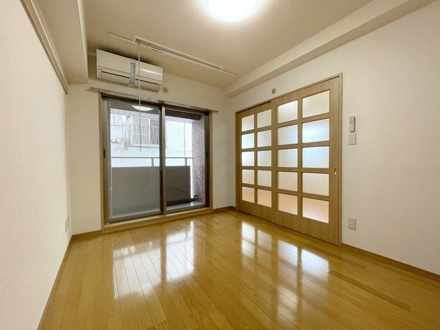 山主ビルの居間・リビング|★５.５帖の洋室★