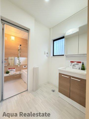 丸亀市飯山町川原　リノベ住宅の独立洗面台|独立洗面台あり、毎朝おしゃれに忙しい女性の方におすすめです