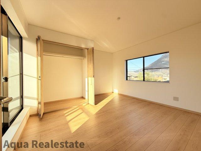 丸亀市飯山町川原　リノベ住宅の洋室|きれいな洋室です