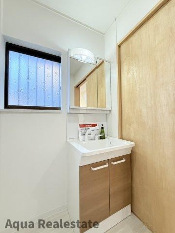 丸亀市飯山町川原　リノベ住宅の独立洗面台|独立洗面台、小物を置くことができて便利です