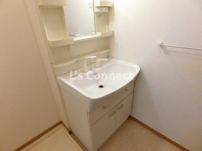 【洗面所】 | アラモードさくらⅣ | 朝の支度もスムーズな独立洗面台。