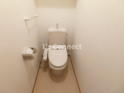 【トイレ】 | アラモードさくらⅣ | 温水洗浄便座付きのトイレ。