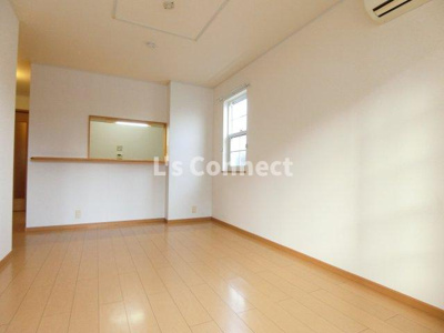 【居間・リビング】 | アラモードさくらⅣ | 角部屋で２面に窓があります。