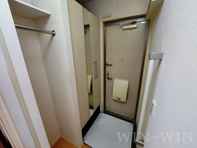 アゼリア B棟の玄関