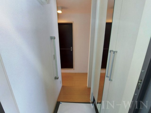 アゼリア B棟の玄関