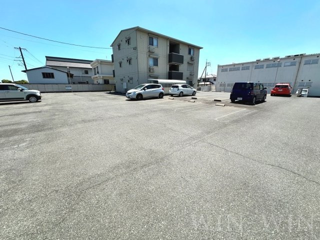 アゼリア B棟の駐車場