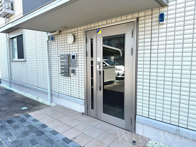 アゼリア B棟のエントランス