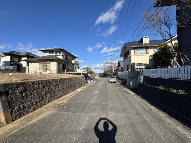 みかの原町　売地の前面道路含む現地写真