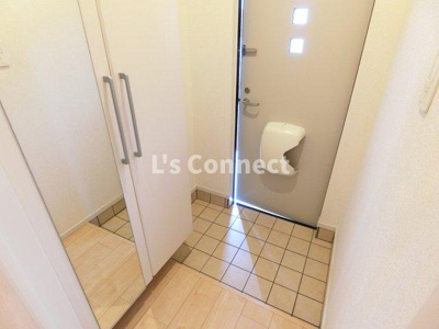 【玄関】 | ブライト６０５レジデンスⅡＢ | 背の高い下駄箱には鏡付きで身だしなみチェック。