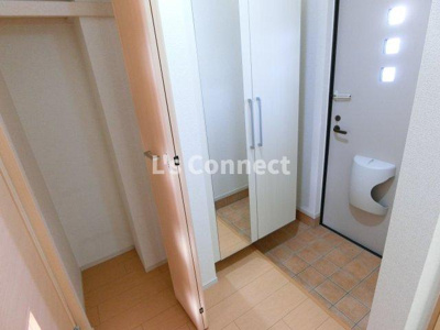 【玄関】 | トレイン・ビューＢ | 玄関には下駄箱と収納付き。