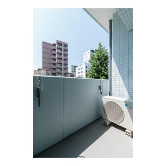 ＵＰＰＥＲ　ＦＩＥＬＤ　ＷＯＯＤのバルコニー